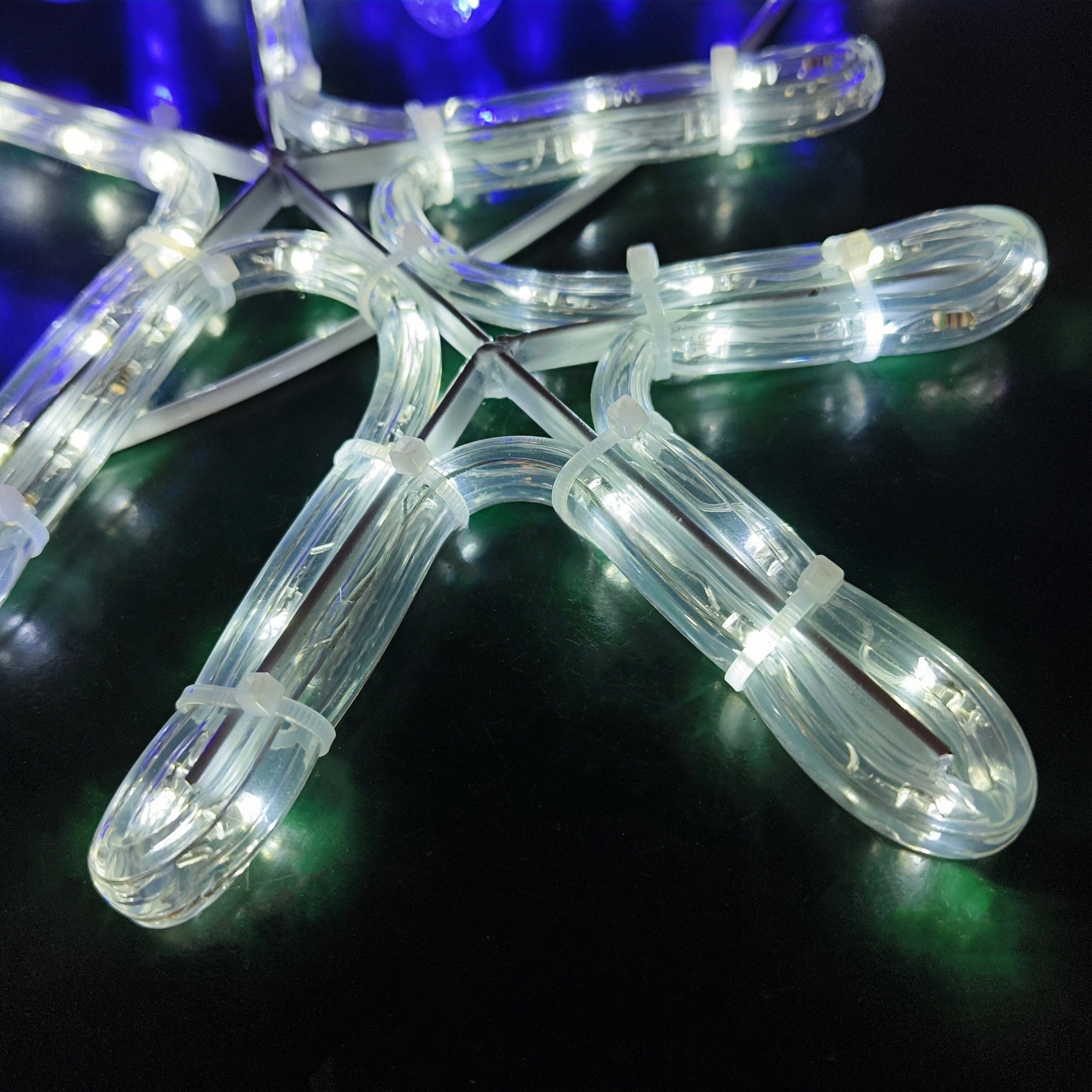 120V Large LED Snowflake Christmas Lights Outdoor Waterproof in Blue White Light